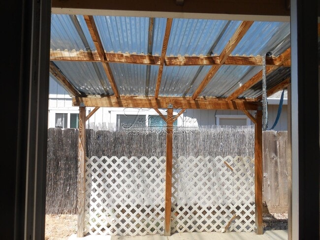 Building Photo - North Redding Home with 2 Car Garage