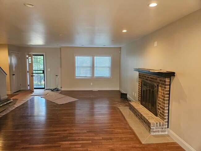 Great room w/fireplace and new flooring - 328 Pratt St