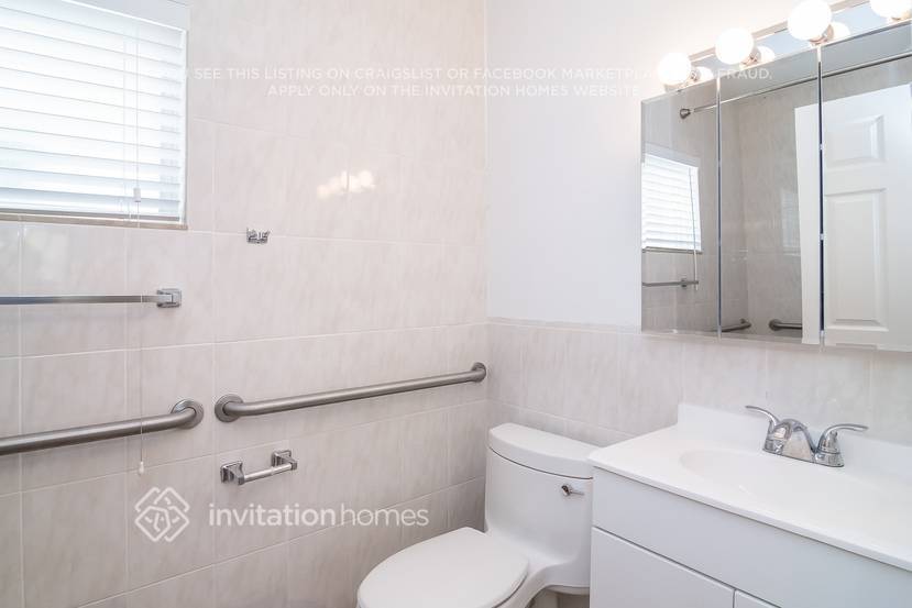 Building Photo - 5811 SW 54th Terrace