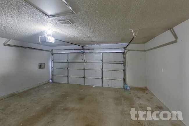 Building Photo - 1253 Essex Dr