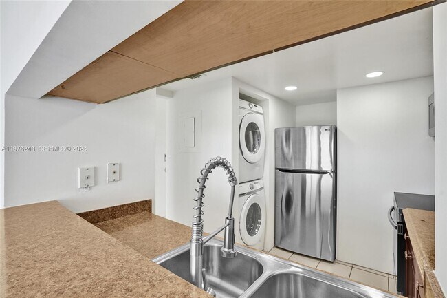 Building Photo - 7601 E Treasure Dr