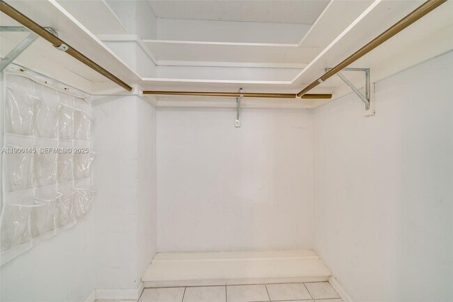 Building Photo - 950 Hillcrest Dr