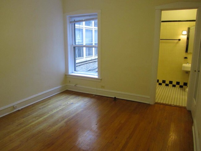 Primary Photo - 5752 N Winthrop Ave