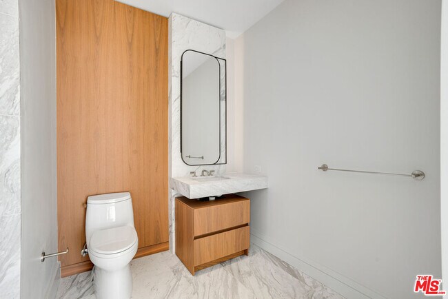 Building Photo - 211 Elm Ct