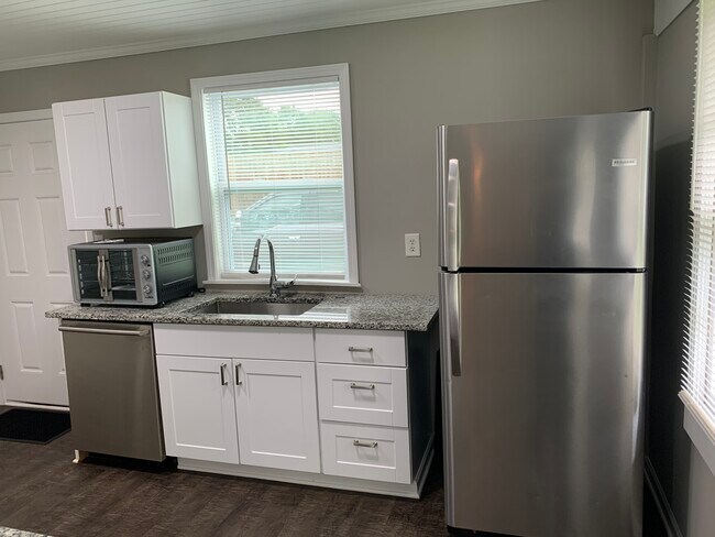 Building Photo - 137 Baker St