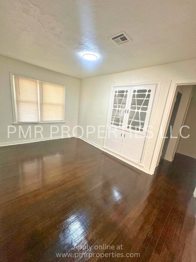 Building Photo - 3 Bedrooms / 1 Bathroom House