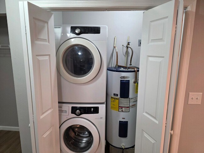 Building Photo - Updated 2 bedroom 2 bath with pool
