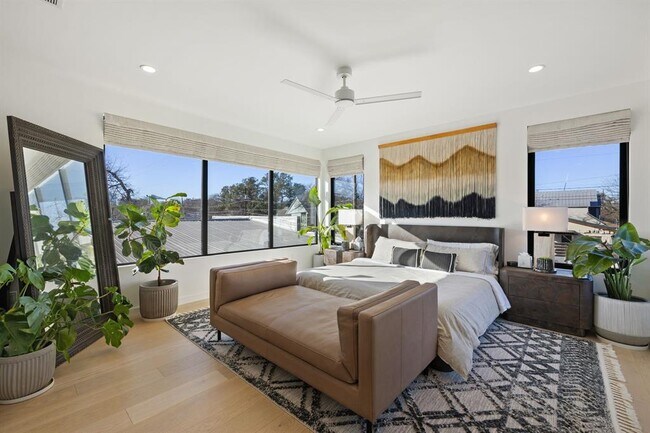 Building Photo - 1304 Comal St