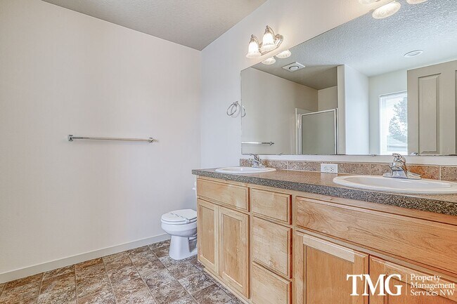 Building Photo - Pet Friendly Home In A Great Convenient Location!