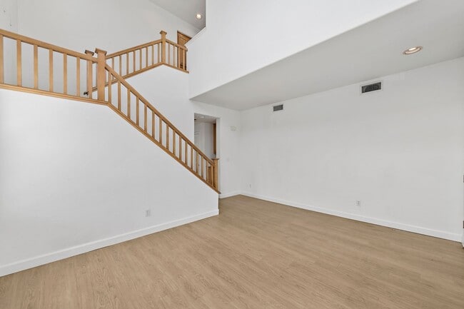Building Photo - Spacious 3 Bedroom/2.5 Bath Home