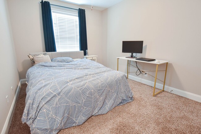 Building Photo - Pet Friendly Three Bedroom!