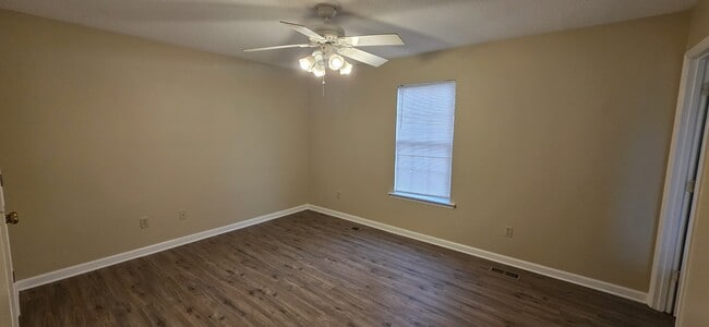 Building Photo - 2902 Meadowhill Dr