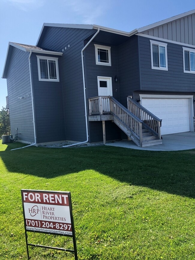 Building Photo - Townhouse for rent in Dickinson