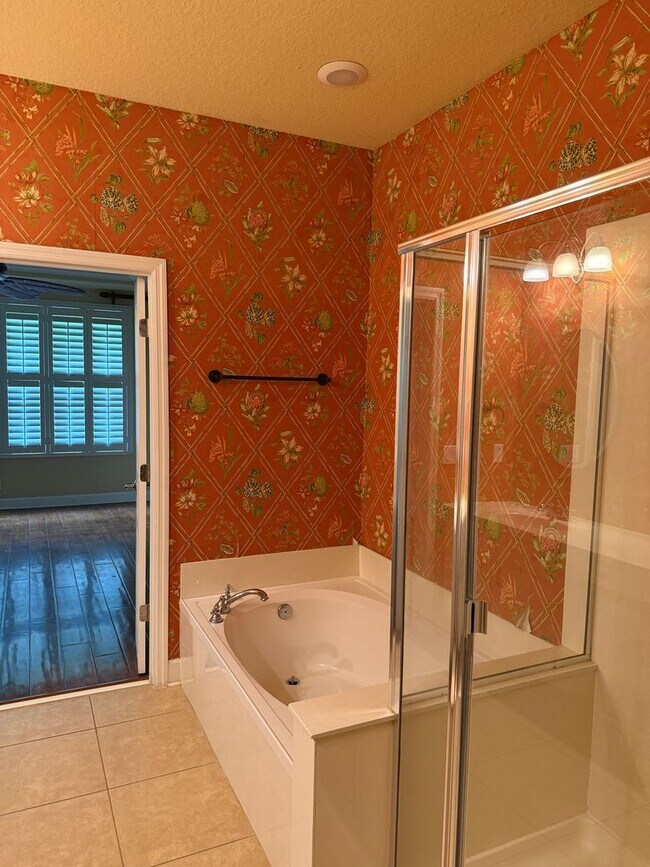 Building Photo - Spacious Townhome For Rent