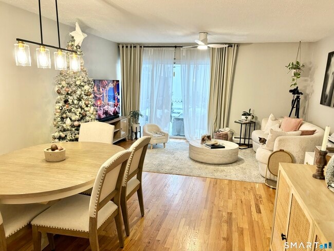 Building Photo - 208 Flax Hill Rd