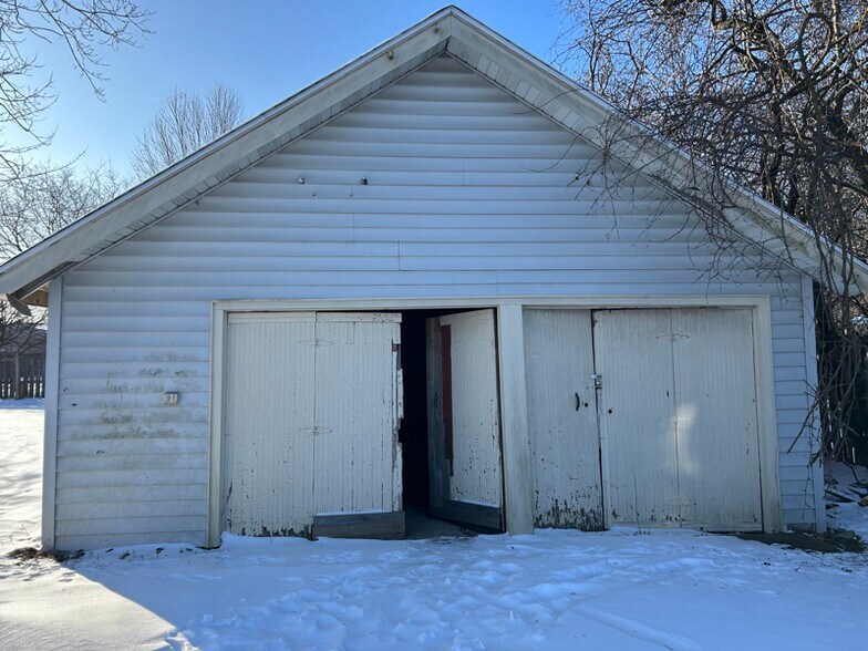 Building Photo - 1897 1/2 E Newberry St
