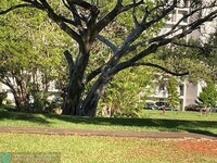 Building Photo - 605 Oaks Dr