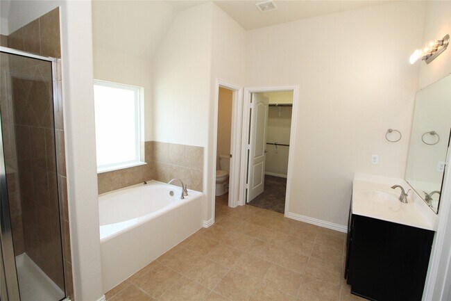 Building Photo - 627 Oak Cir Dr E