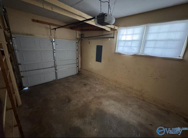 Building Photo - 10011 Strong Dr SE