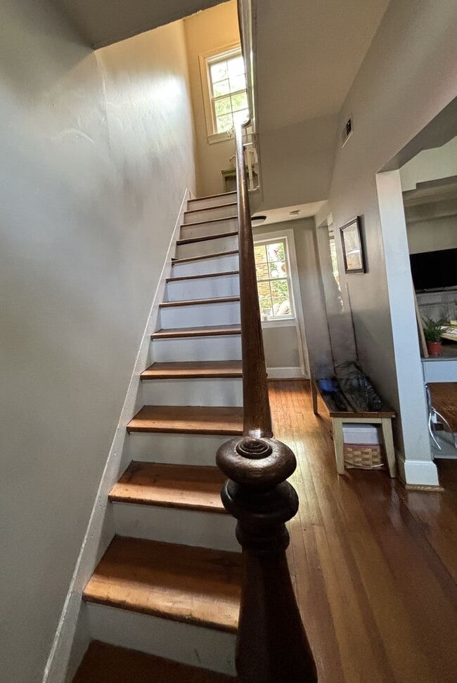 Building Photo - 408 Queen St