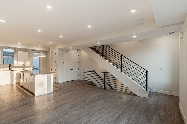 Building Photo - Newer Build 2 Bedroom, 4 Bathroom Jefferson Park Townhome