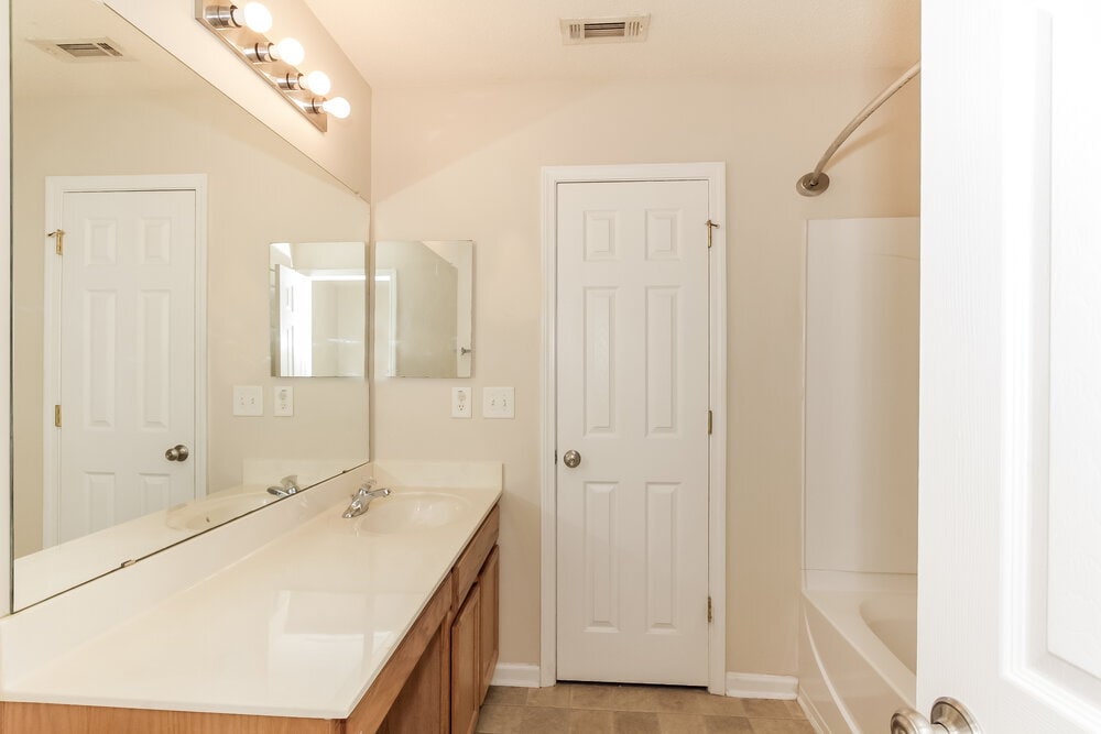 Building Photo - 17113 Greenlawn Hills Ct