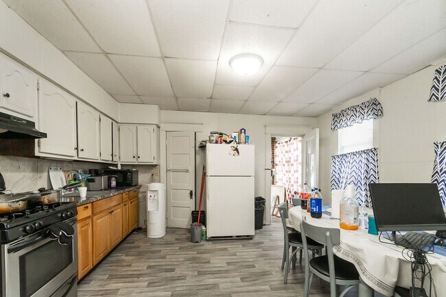 Building Photo - ? Spacious 3-Bedroom Home in Allentown – M...