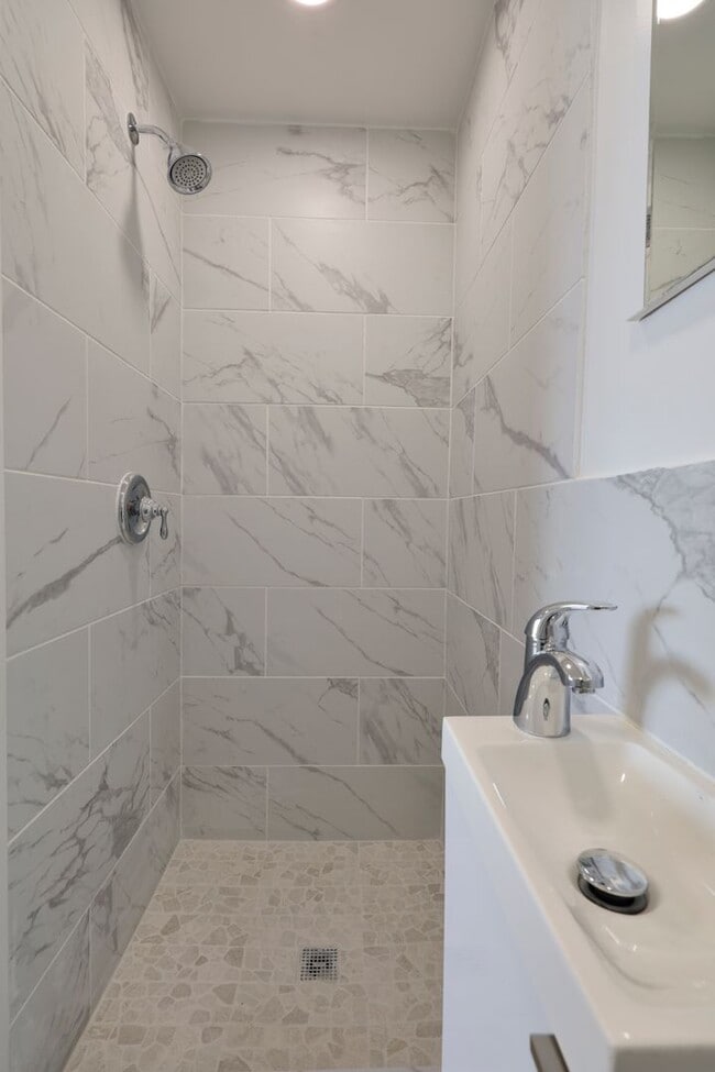 Building Photo - ??? RECENTLY UPDATED, 2 BEDROOMS AND 3 BAT...