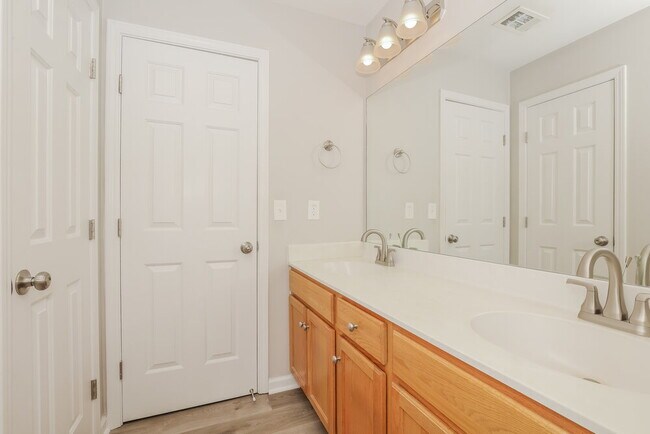 Building Photo - 712 Shandale Dr