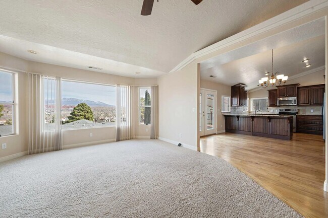 Building Photo - 4 Bedroom Home with Scenic Views