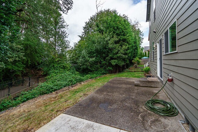 Building Photo - $500 Move In Special  4 Bedroom 2.5 Bath New Carpet and Fresh Paint