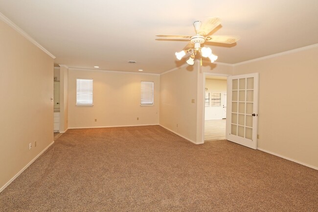 Building Photo - Spacious Canyon Home