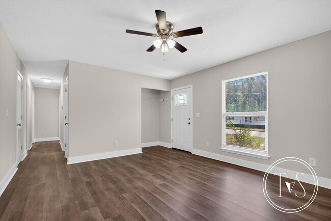 Building Photo - 109 Elm St