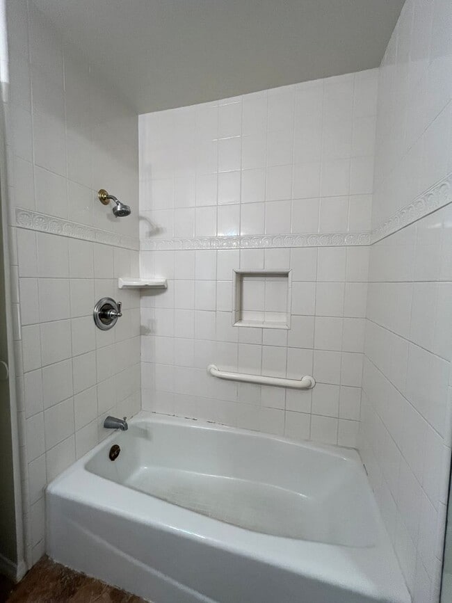 Building Photo - 4BR/2.5BA Two Story Condo Available