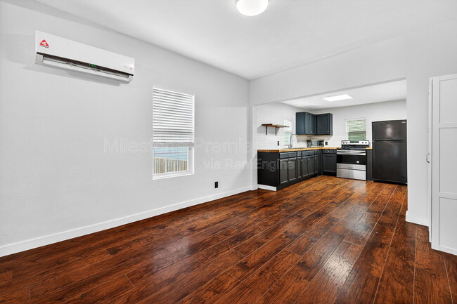 Building Photo - 1129 W Owings St