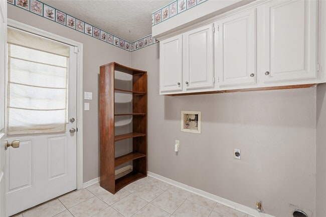 Building Photo - 3823 Village Oaks Dr