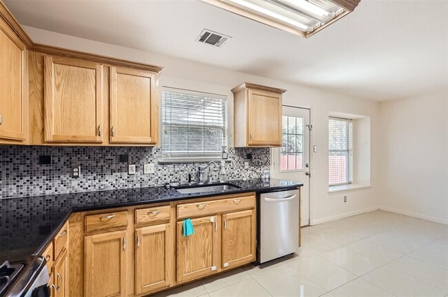 Building Photo - 3001 Rainy River Dr