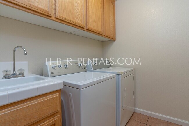 Building Photo - 1582 Peony Dr