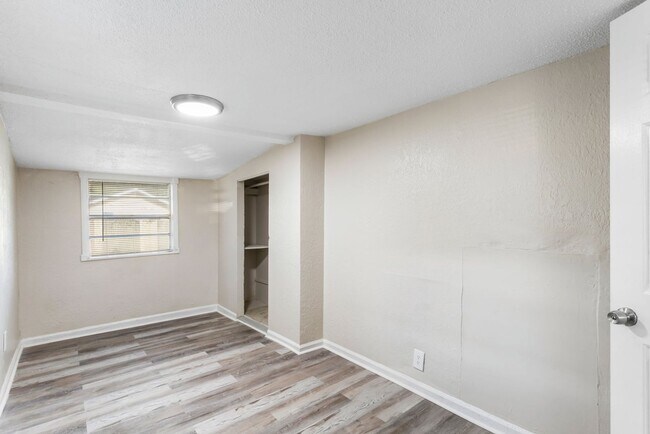 Building Photo - 3bdrm/1bath Home with large fenced yard  ** Section 8 OK ** $1,695.00