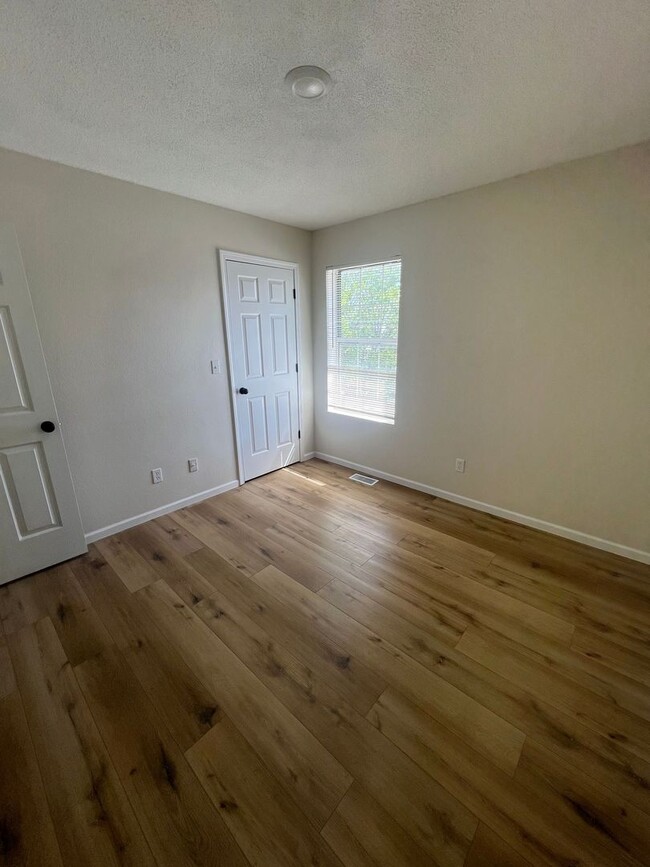 Building Photo - 2511-2511 Carnation Dr