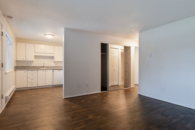 Interior Photo - Lindbrook Apartments: Leasing Specials! Gr...