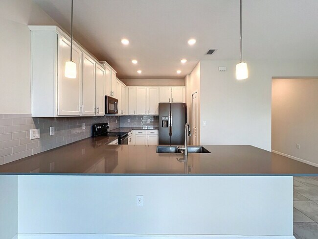 Building Photo - Available Now!  Charming 3-Bedroom Townhou...