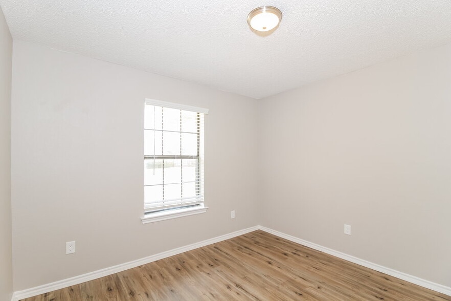 Building Photo - 217 Tanglewood St