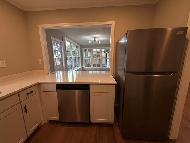 Building Photo - 1055 Pinecrest Dr