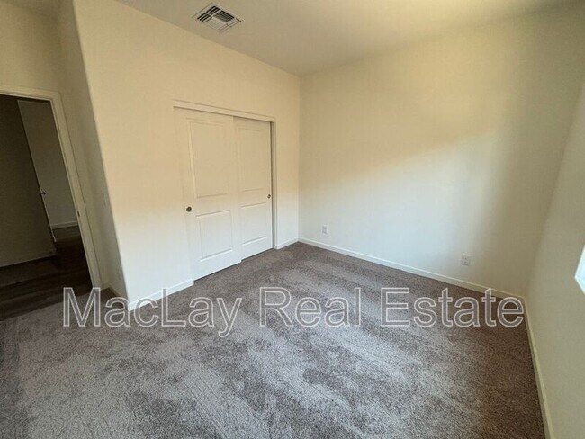Building Photo - 675 N Crowned Dove Trail