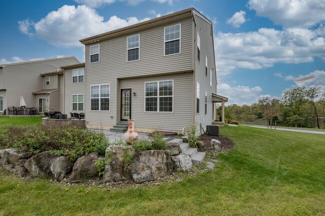 Building Photo - 3 bedroom Townhouse