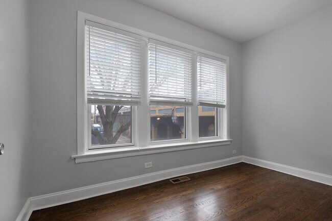 Building Photo - 1114 W Glenlake Ave