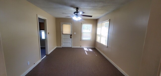 Building Photo - Garfield/6th Duplex