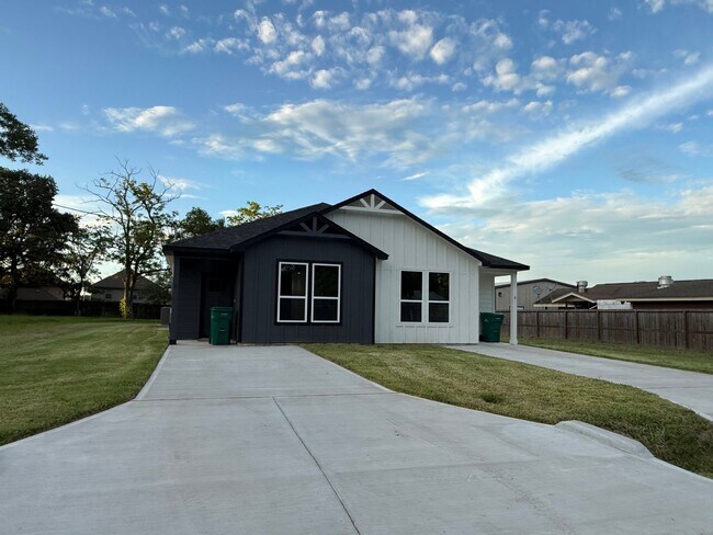 Building Photo - 104 Runnels St