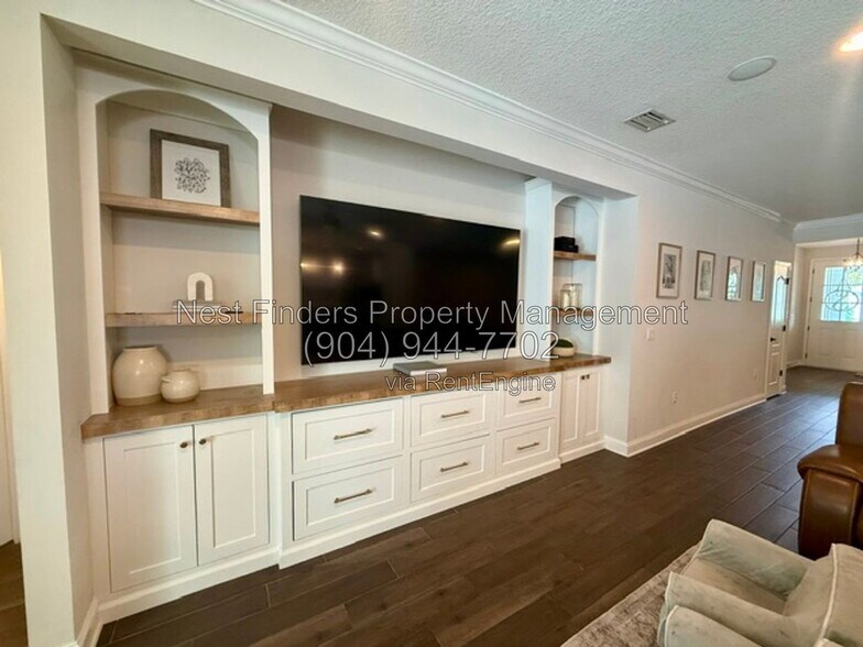 Building Photo - 300 N Shadowwood Dr